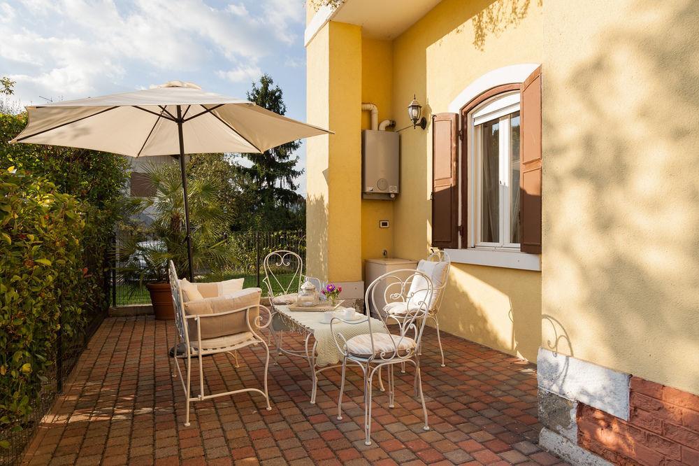 Nina Guest House Longare Екстериор снимка